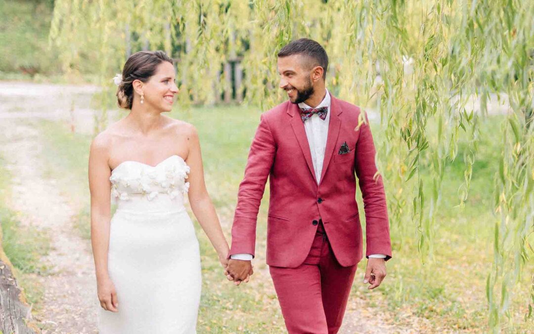Un intimo matrimonio ecosostenibile in Toscana, per lui un completo rosso.