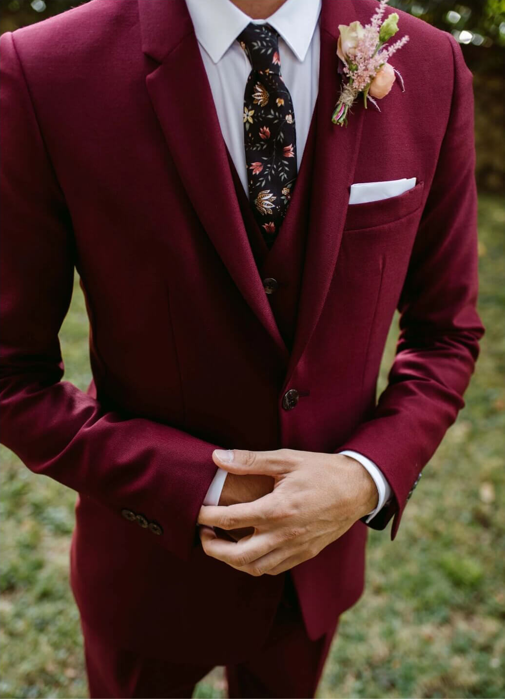linneo-vestito-bordeaux-indossato-da-un-modello