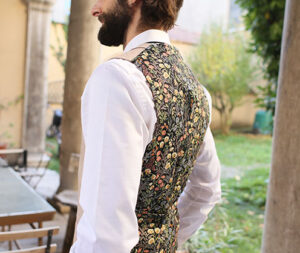 linneo-fodela-gilet-personalizzato-a-tema-floreale-su-base-scura